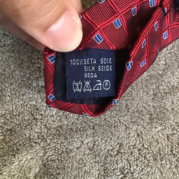 Burberrys Of London Men's Tie Red Check/Squares 100% Silk Made in Italy - Picture 4 of 6